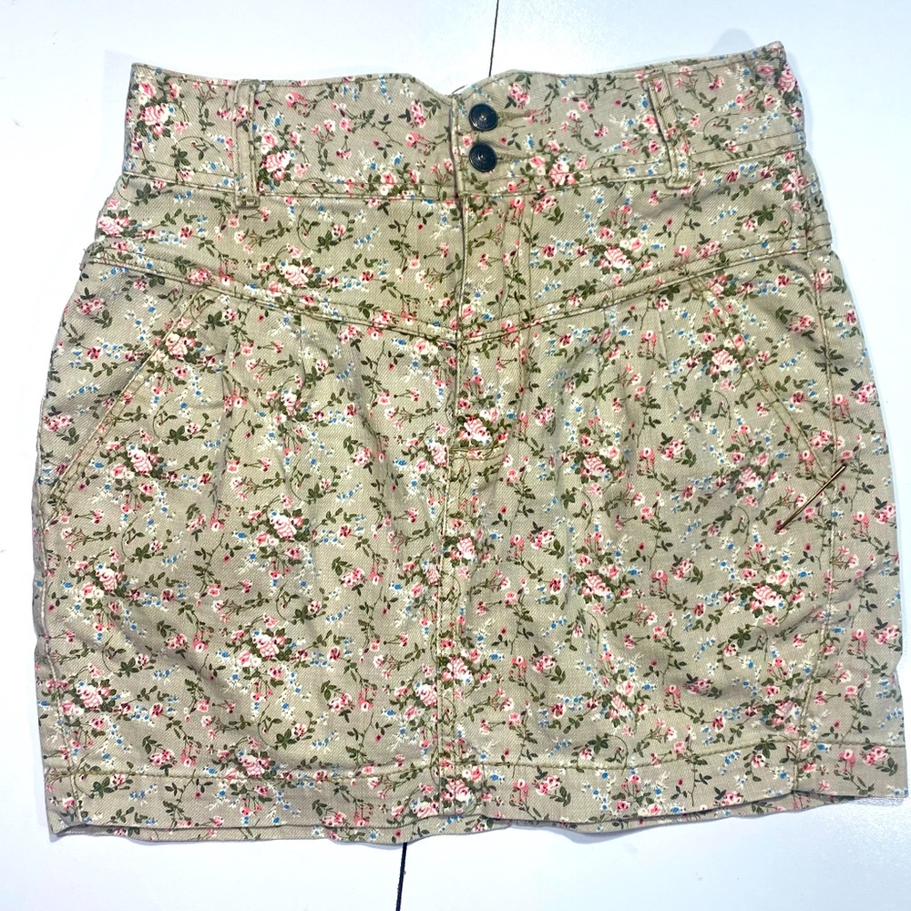 Blanco Floral Y2K Vintage Inspired Woman’s Mini Skirt With 2 Front Pockets 2